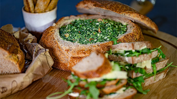 Picknick brood Amerikaans spinaziedip en sandwiches